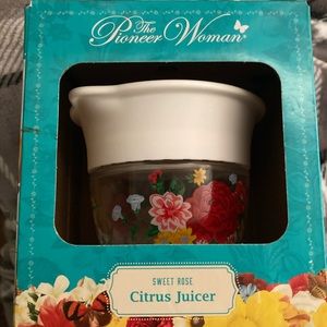 New in box Pioneer Woman Citrus Juicer